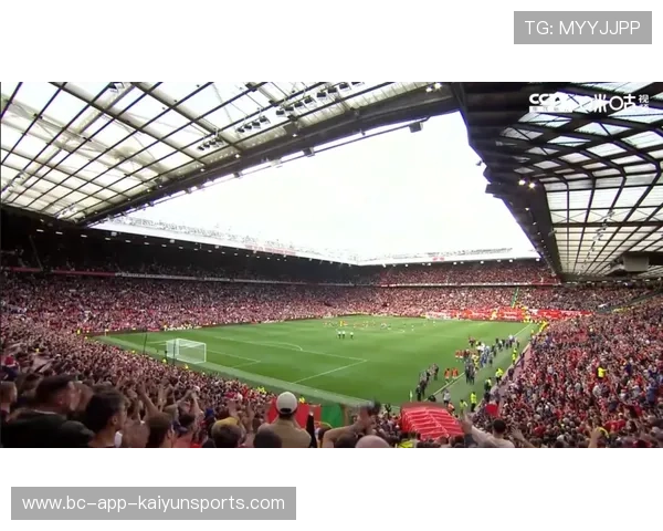 球迷回归主场氛围炸裂,点燃足球狂欢的火焰 球迷回归主场氛围炸裂,点燃足球狂欢的火焰