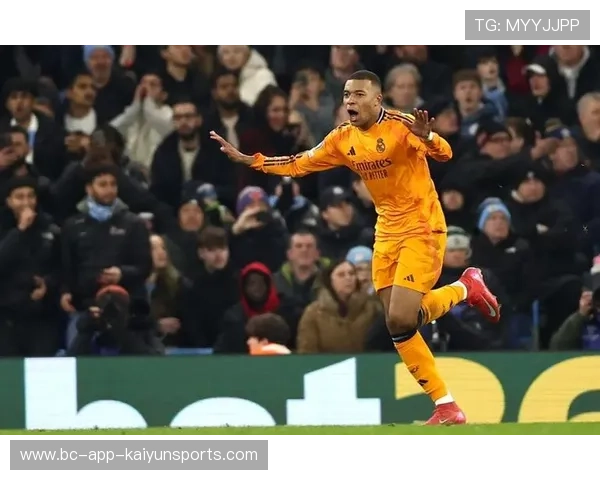 姆巴佩与球迷打趣互动录成短视频，传播快乐能量