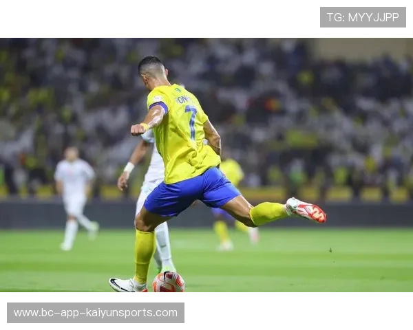 C罗赛季中途被拍偷笑,与谁有关?镜头挖出内幕 C罗赛季中途被拍偷笑,与谁有关?镜头挖出内幕